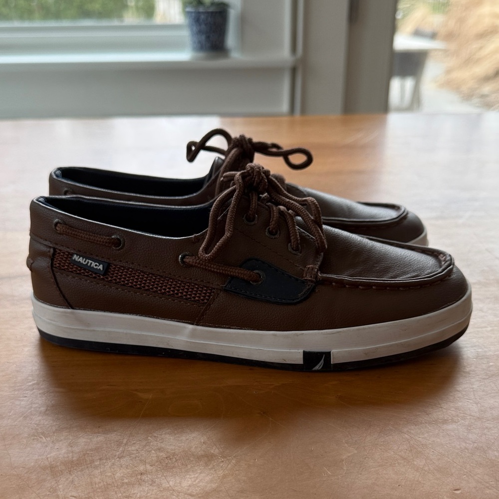 Nautica Boy’s brown boat shoes with laces. Size 4 youth. EUC.